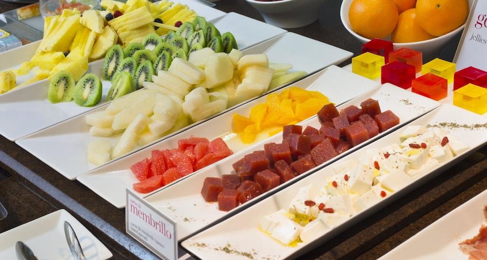 Palacio De Aviles Affiliated By Melia Dış mekan fotoğraf Fruit and cheese at a buffet
