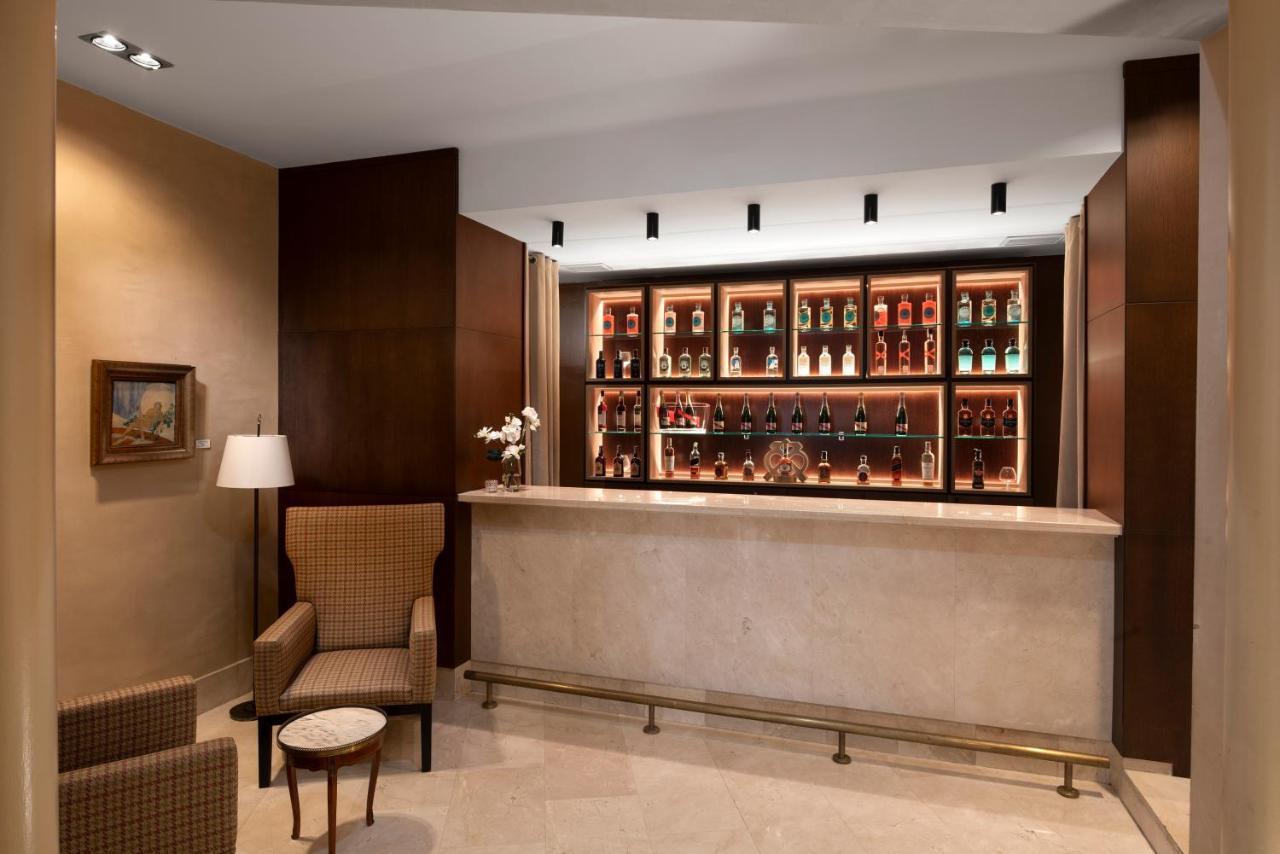 Palacio De Aviles Affiliated By Melia Dış mekan fotoğraf A bar in a hotel