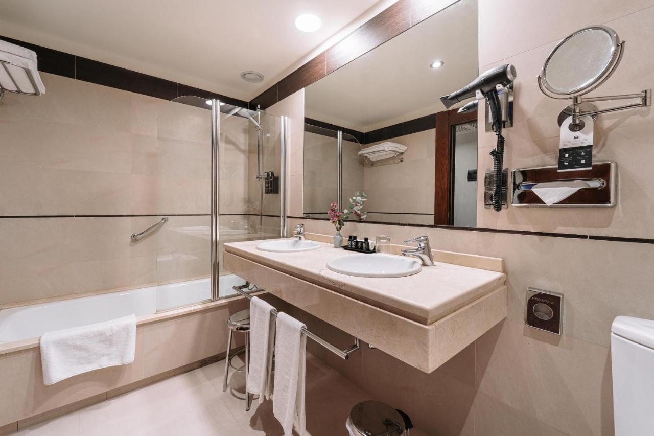 Palacio De Aviles Affiliated By Melia Dış mekan fotoğraf Bathroom