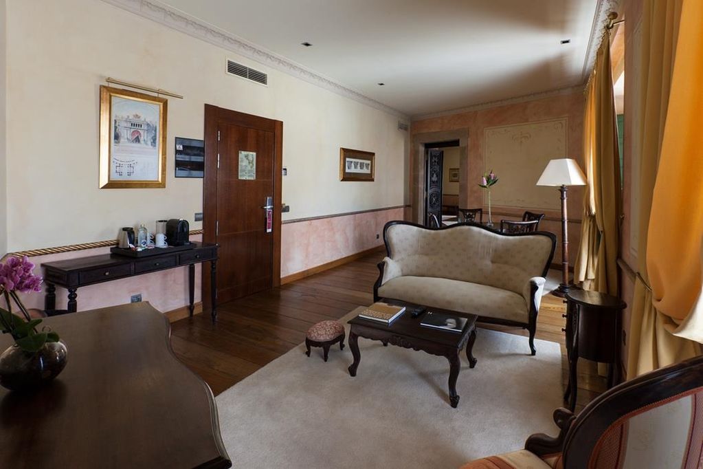 Palacio De Aviles Affiliated By Melia Dış mekan fotoğraf A suite at the hotel